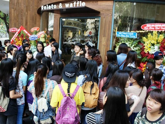 Hàng ngàn bạn trẻ, chủ yếu là nữ giới đã tập trung từ rất sớm để nhận phiếu tham dự lễ khai trương