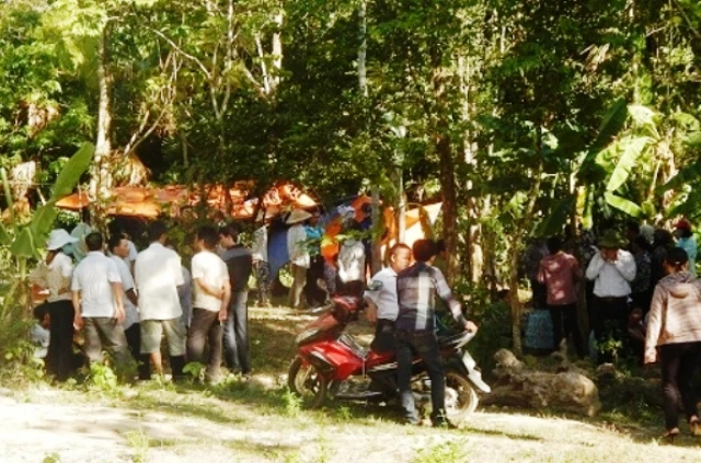 Nhiều người dân hiếu kỳ đến hiện trường nơi vớt thi thể cô giáo Hải lên. Ảnh: laodong