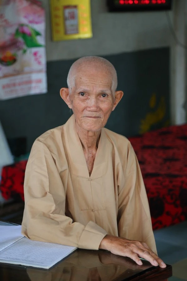 Chuyện cảm động về sư thầy 80 tuổi nuôi gần 60 người tâm thần và trẻ mồ côi ảnh 1