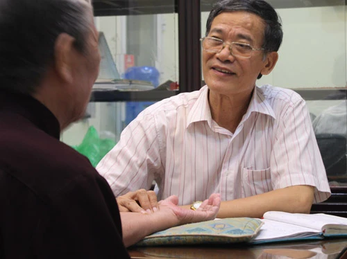 Phó giáo sư Lê Lương Đống đang thăm khám cho bệnh nhân. Ảnh:MT. thay-le-luong-dong1-7662-1409366811.jpg