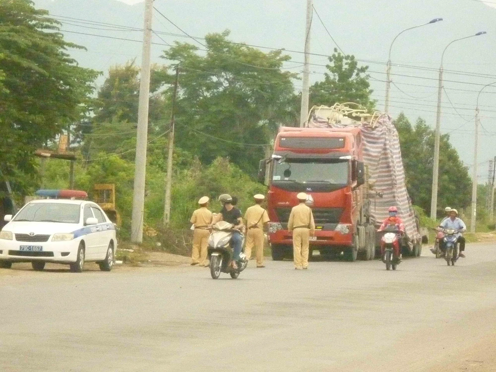 CSGT CAM RANH ĐANG KIỂM TRA XE KHỦNG