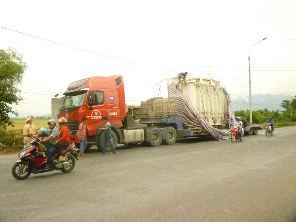 CSGT CAM RANH THUỘC PHÒNG PC 67 CÔNG AN TỈNH KHÁNH HÒA ĐANG KIỂM TRA XE KHỦNG