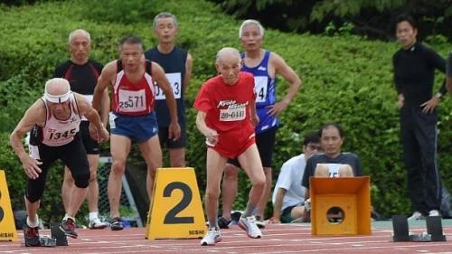 Ông Hidekichi Miyazaki cùng các vận động viên cao tuổi tranh tài - Ảnh: AFP