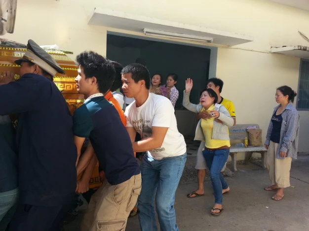 Người thân tiễn đưa thi thể ông Lê Văn Dần về Thanh Hóa tại Nhà xác BV Đa khoa Đồng Nai sáng 3-9 - Ảnh: Đức Trong (TTO)