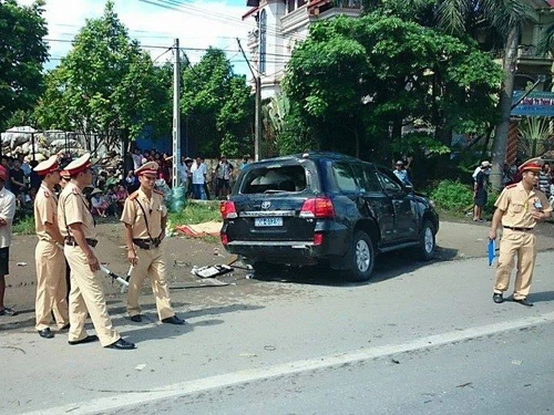 Lực lượng chức năng khám nghiệm hiện trường, điều tra nguyên nhân vụ tai nạn - Ảnh: CTV
