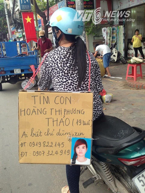 Mẹ đeo bảng tìm con gái khắp phố Sài Gòn ảnh 1