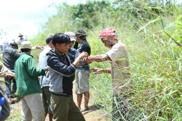 Người dân nối lưới giăng ngang sông để tìm thi thể nạn nhân. Ảnh: Mai Vinh