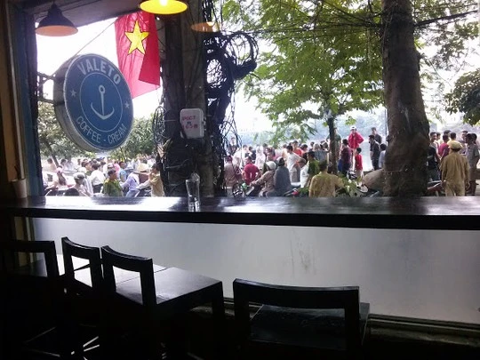 Chiếc bàn nhìn ra ngoài hồ anh T. đã ngồi uống cà phê trước khi tự tử