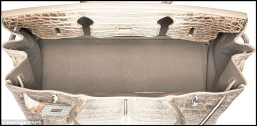 Toàn bộ phụ kiện của túi đều được làm từ vàng trắng 18 carat.