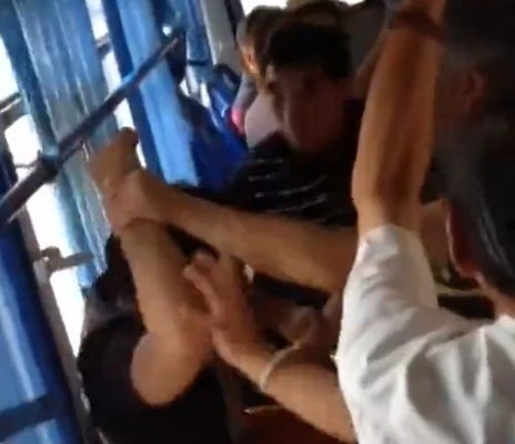 Cảnh nam thanh niên bị đánh hội đồng trên xe buýt tại Vũ Hán - Ảnh: BBC