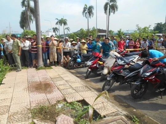 Người dân hiếu kì đến theo dõi vụ việc