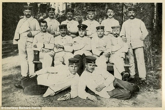 Phát hiện những bức ảnh cực hiếm về Hitler khi còn trẻ ảnh 1