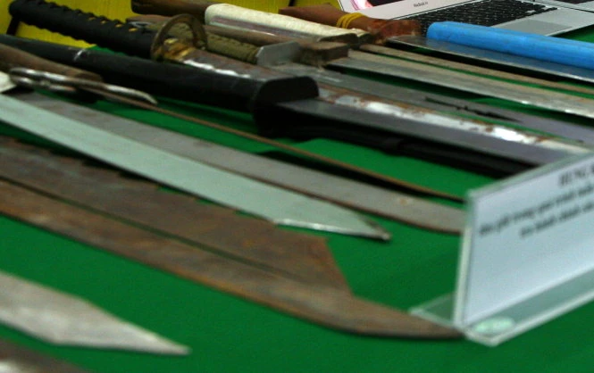 Nhóm bắt cóc đòi nợ thuê đã chuẩn bị nhiều đao kiếm, mã tấu, súng điện... nhưng không kịp ra tay khi các trinh sát bất ngờ ập vào tóm gọn