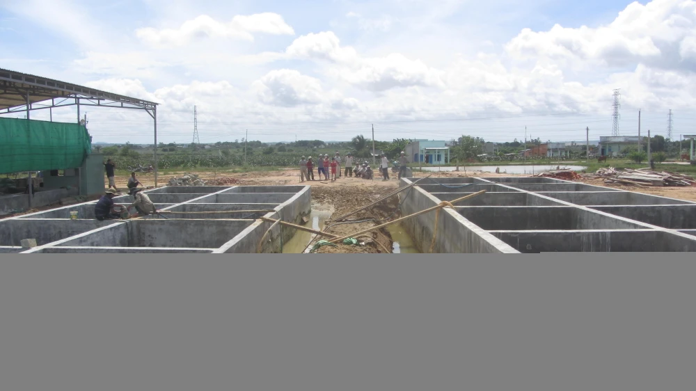 Hồ bên phải được cho là nổi lên so với bên trái