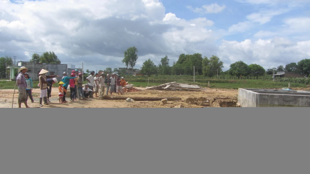 Mỗi ngày vẫn có hàng trăm người kéo đến xem hồ nổi