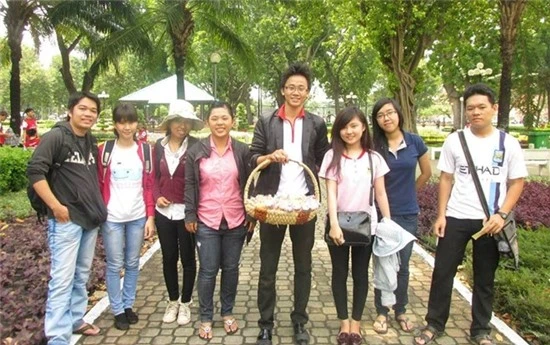 Từ bán kẹo que ở công viên, sau đó Lương làm thêm rất nhiều công việc khác.