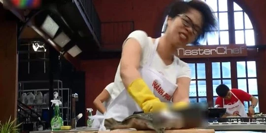 Cảnh chặt đầu ba ba gây bức xúc