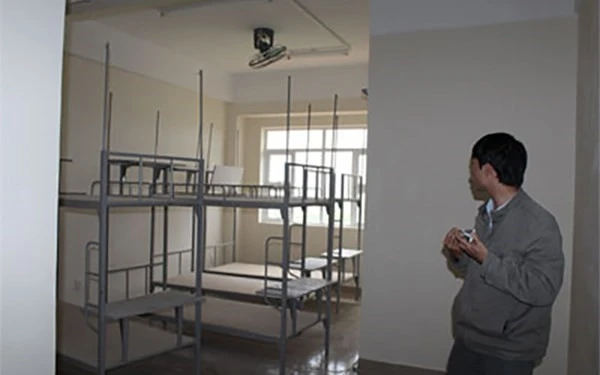 Phòng ở của sinh viên trong khu KTX hầu hết là bỏ trống.