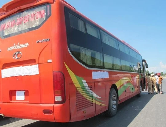 Sau cú nổ lớn xe khách dưng lại trên QL1A.