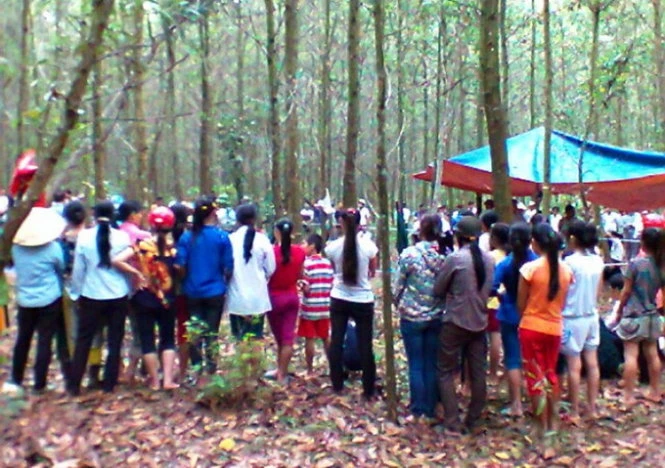 Hàng trăm người dân theo dõi lực lượng chức năng khám nghiệm hiện trường, khám nghiệm tử thi nạn nhân - Ảnh: Nguyễn Tú