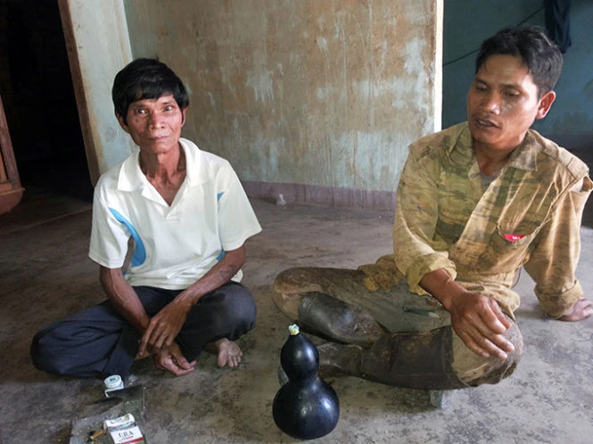 A Yer (trái) và con trai là Hoạt rầu rĩ vì bị gia đình A Clum phạt vạ - Ảnh: T.B.D.