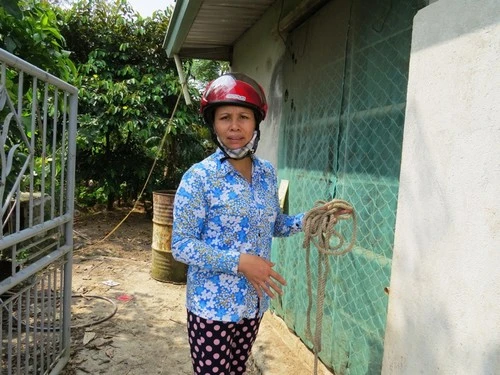 Chị Đinh Thị Thuyến (vợ anh Công) ngẩn ngơ trong cơ sở nuôi nhốt trâu của gia đình, giờ chỉ còn lại chuồng không. Ảnh: Giang Chinh.