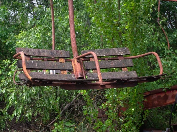 Vòng đu quay của trò chơi cảm giác mạnh rỉ sét hoàn toàn sau gần ba thập kỷ phơi giữa nắng mưa.