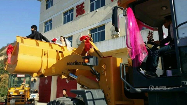 Độc: Rước dâu bằng dàn xe ủi ảnh 5