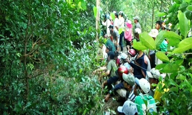 Người dân kéo đến hiện trường khi phát hiện thi thể Kim Tuyến vào ngày 5-10 - Ảnh: Nguyễn Nam