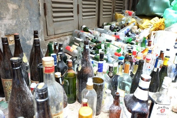 Kiếm chục triệu mỗi tháng từ những chiếc chai thủy tinh phế liệu ở Hà Nội 4