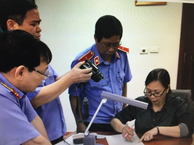 Nghi phạm Nguyễn Thị Thanh Vân thực nghiệm việc làm giả chữ kýtại cơ quan điều tra viện KSND tối cao Nghi phạm Nguyễn Thị Thanh Vân thực nghiệm việc làm giả chữ kýtại cơ quan điều tra viện KSND tối cao