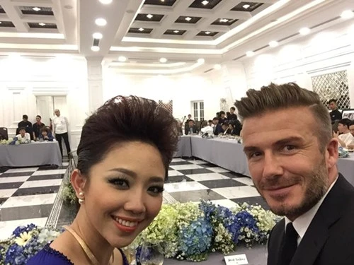 Beckham đánh lẻ chụp hình “tự sướng” với Tóc Tiên ảnh 1