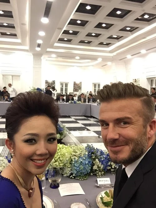Beckham đánh lẻ chụp hình “tự sướng” với Tóc Tiên ảnh 2