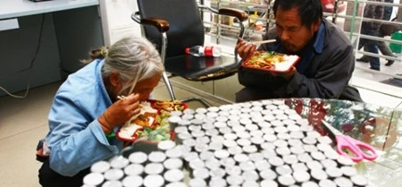 vợ chồng già, tiền xu, học phí