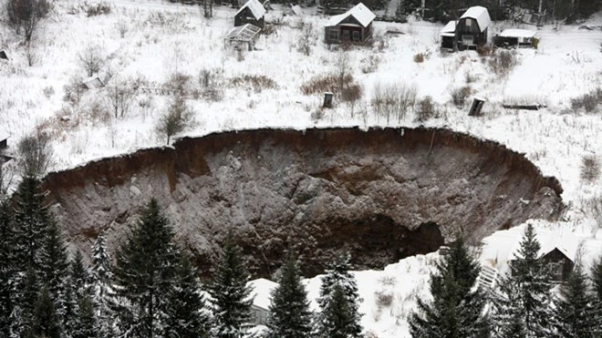 "Hố tử thần" xuất hiện ở Nga đe dọa nuốt chửng thị trấn ảnh 2