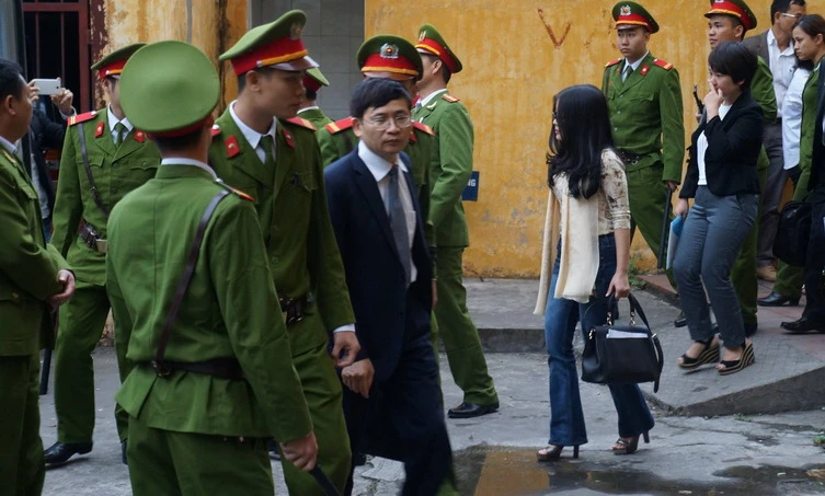 Vợ bầu Kiên khóc, chủ tọa liên tục an ủi ảnh 3