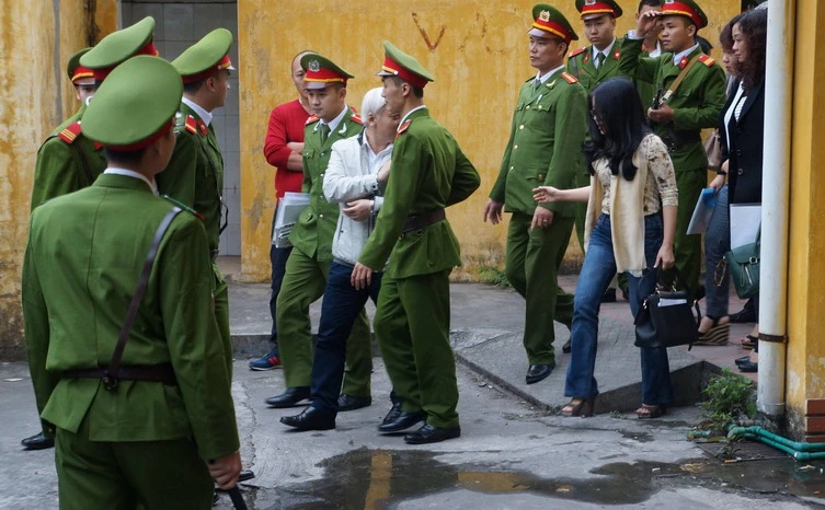 Vợ bầu Kiên khóc, chủ tọa liên tục an ủi ảnh 2