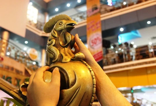 Các biểu tượng Gà trống, quả cầu được đúc bằng đồng gắn ở đầu cầu thang trong danh mục được bảo tồn