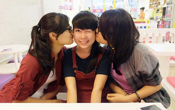 Quán ăn khuyến mãi 'kỳ lạ', người Sài Gòn ùn ùn kéo đến... hôn nhau 8