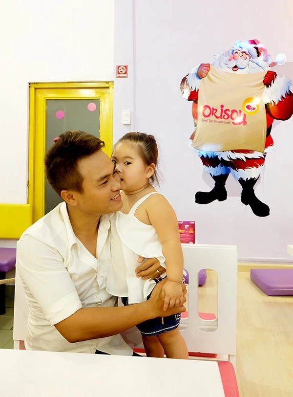 Quán ăn khuyến mãi 'kỳ lạ', người Sài Gòn ùn ùn kéo đến... hôn nhau 6