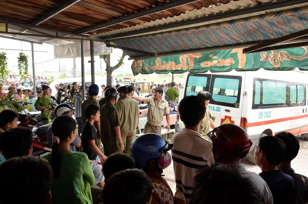 Thi thể nạn nhân được chuyển đi