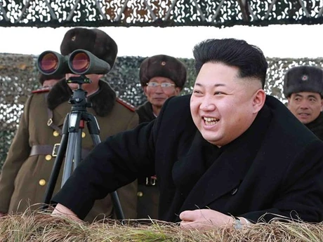 Ông Kim Jong-un trong một lần thị sát quân đội. (Ảnh: