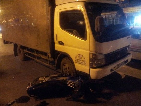 Cả người và xe máy bị cuốn vào gầm và bị kéo lê cả chục mét