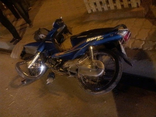 Chiếc xe máy bị cong vành, bể lốp và phần đầu bị vỡ nát