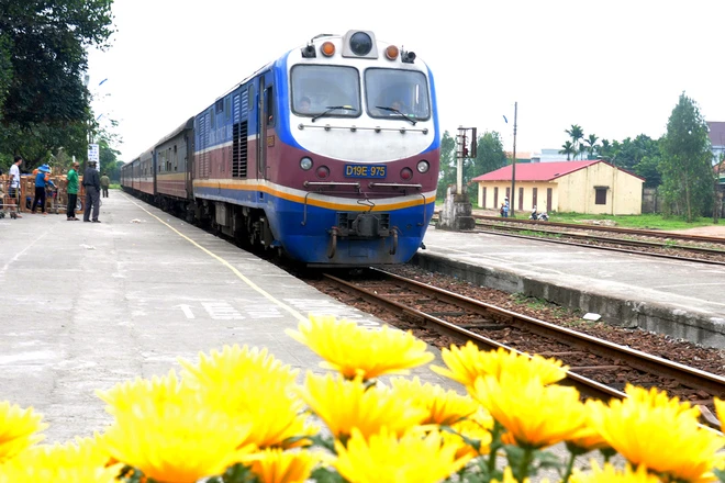 Khoảnh khắc đoàn viên ở nhà ga, bến tàu ngày giáp Tết ảnh 1