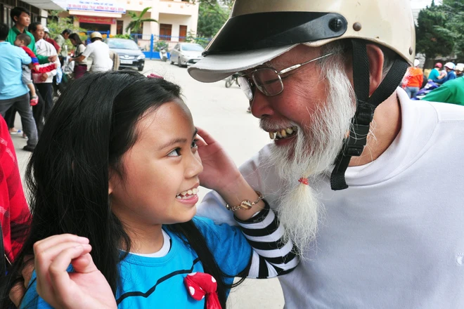 Khoảnh khắc đoàn viên ở nhà ga, bến tàu ngày giáp Tết ảnh 4