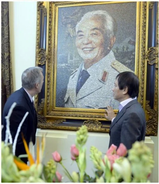 Bên bức chân dung vị Đại tướng huyền thoại