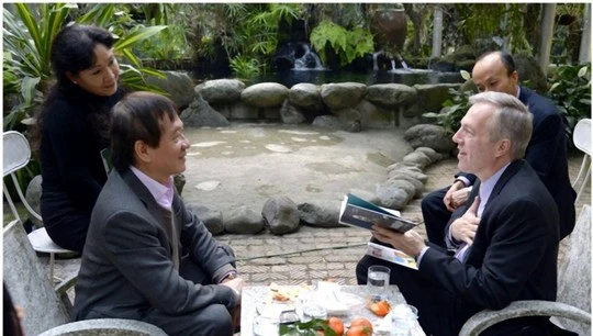 Đại sứ trò chuyện với người thân trong gia đình Đại tướng