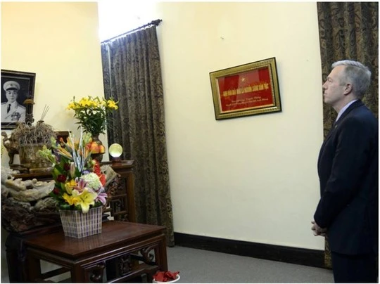 Đại sứ Mỹ tỏ lòng tôn kính với Đại tướng