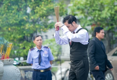 Ngọc Sơn sang trọng đưa mẹ đi chùa ngày cuối năm ảnh 1 - 1